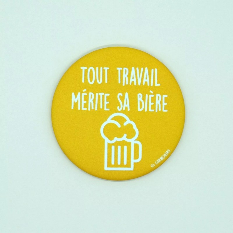 Magnet décapsuleur - Tout travail mérite sa bière Magnet décapsuleur - Tout travail mérite sa bière