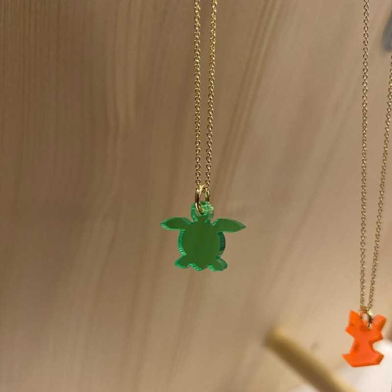 Collier (or) et pendentif en plexiglas - Tortue Collier (or) et pendentif en plexiglas - Tortue