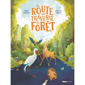La route qui traverse la forêt