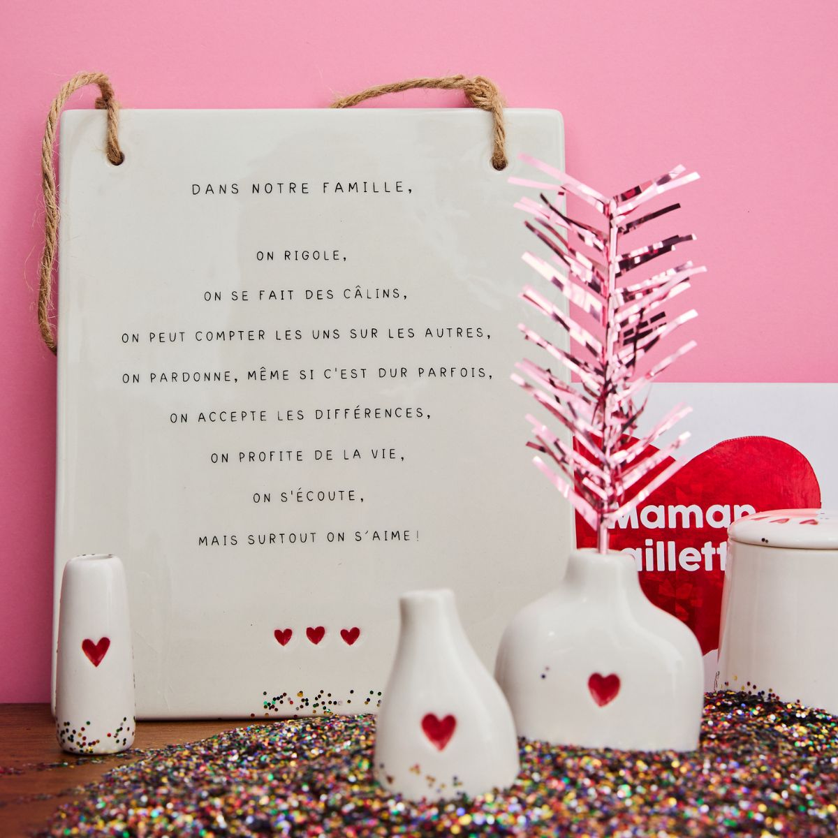 5555500366132-plaque-en-ceramique-a-accrocher-notre-famille-coeurs-rouge