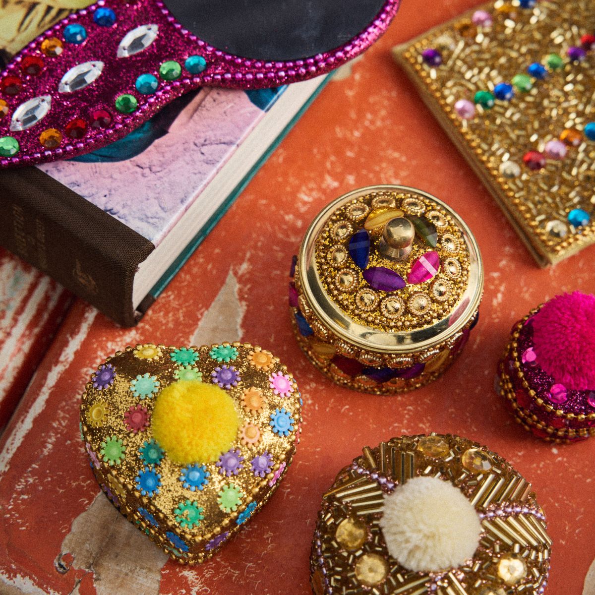 5555500379804-petite-boite-en-laiton-a-perles-multicolores